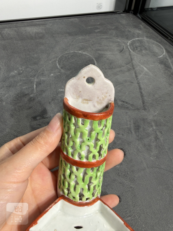 清中期珊瑚红釉描金粉彩小壁瓶 - 图4